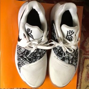 Men’s size 8 Kyrie shoes